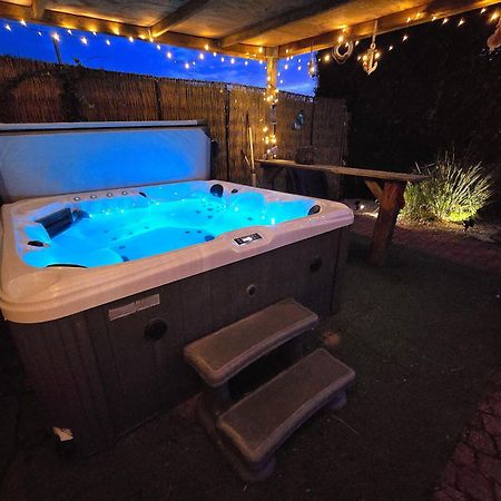 De Corner Van Zeeland Met Jacuzzi Sint Annaland Exterior photo