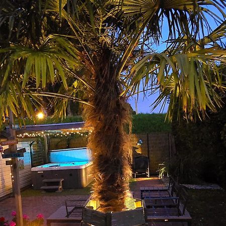 De Corner Van Zeeland Met Jacuzzi Sint Annaland Exterior photo