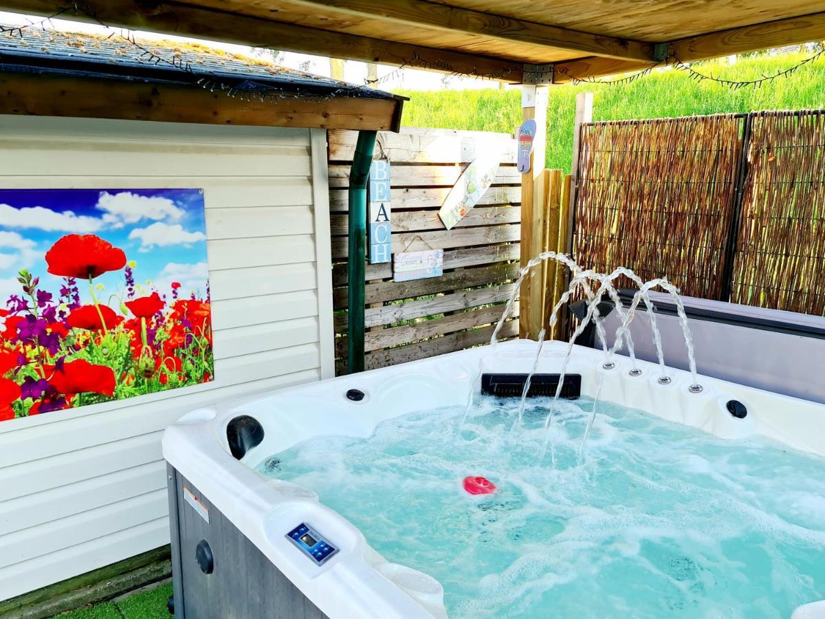 De Corner Van Zeeland Met Jacuzzi Sint Annaland Exterior photo