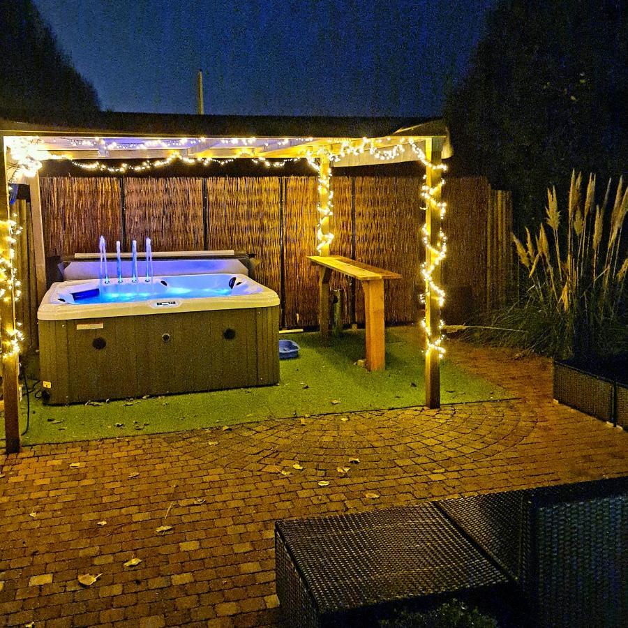 De Corner Van Zeeland Met Jacuzzi Sint Annaland Exterior photo