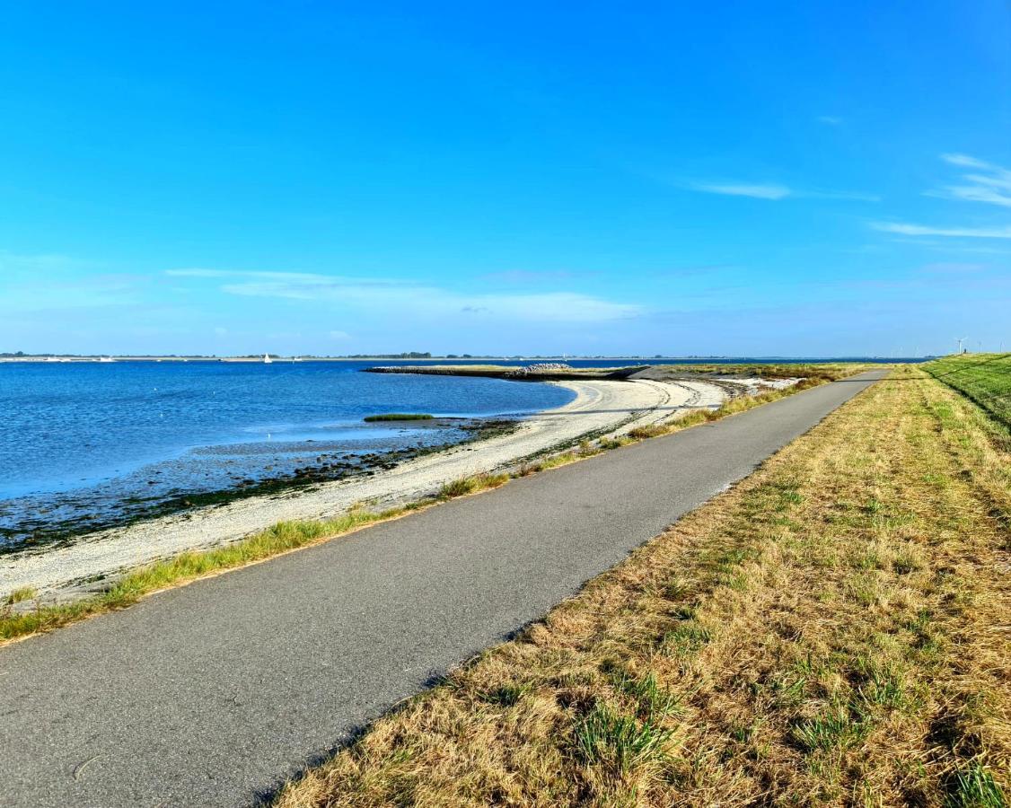 De Corner Van Zeeland Met Jacuzzi Sint Annaland Exterior photo