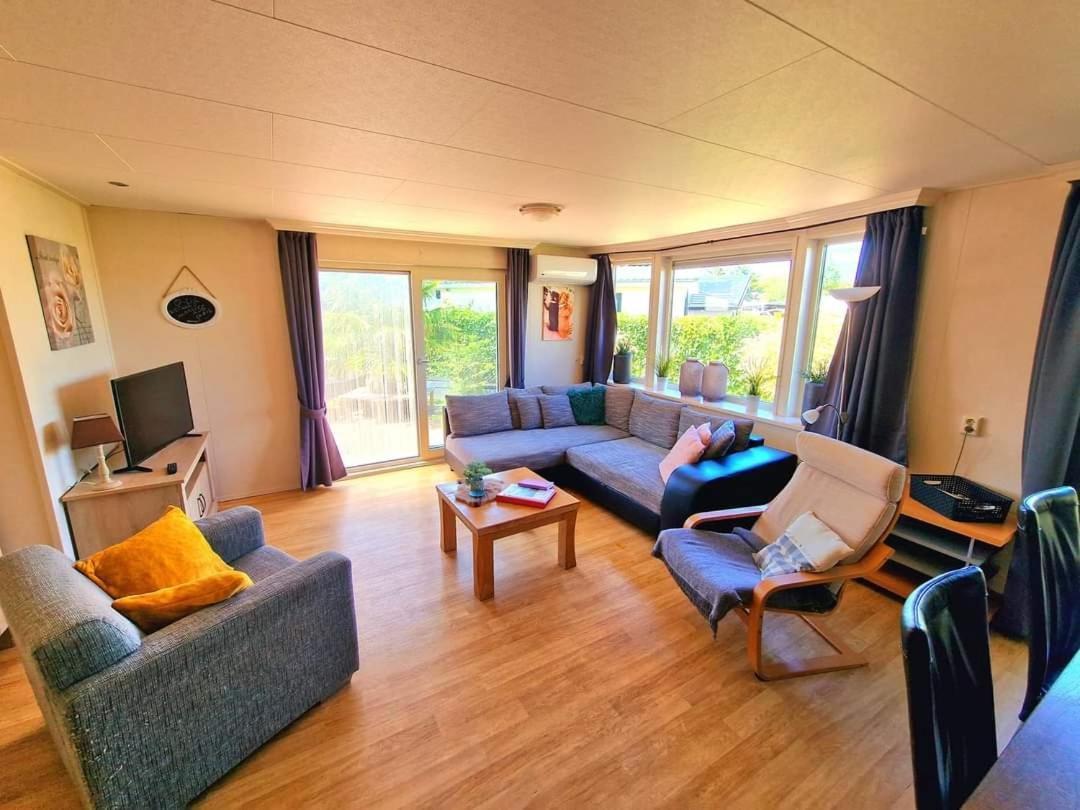 De Corner Van Zeeland Met Jacuzzi Sint Annaland Exterior photo