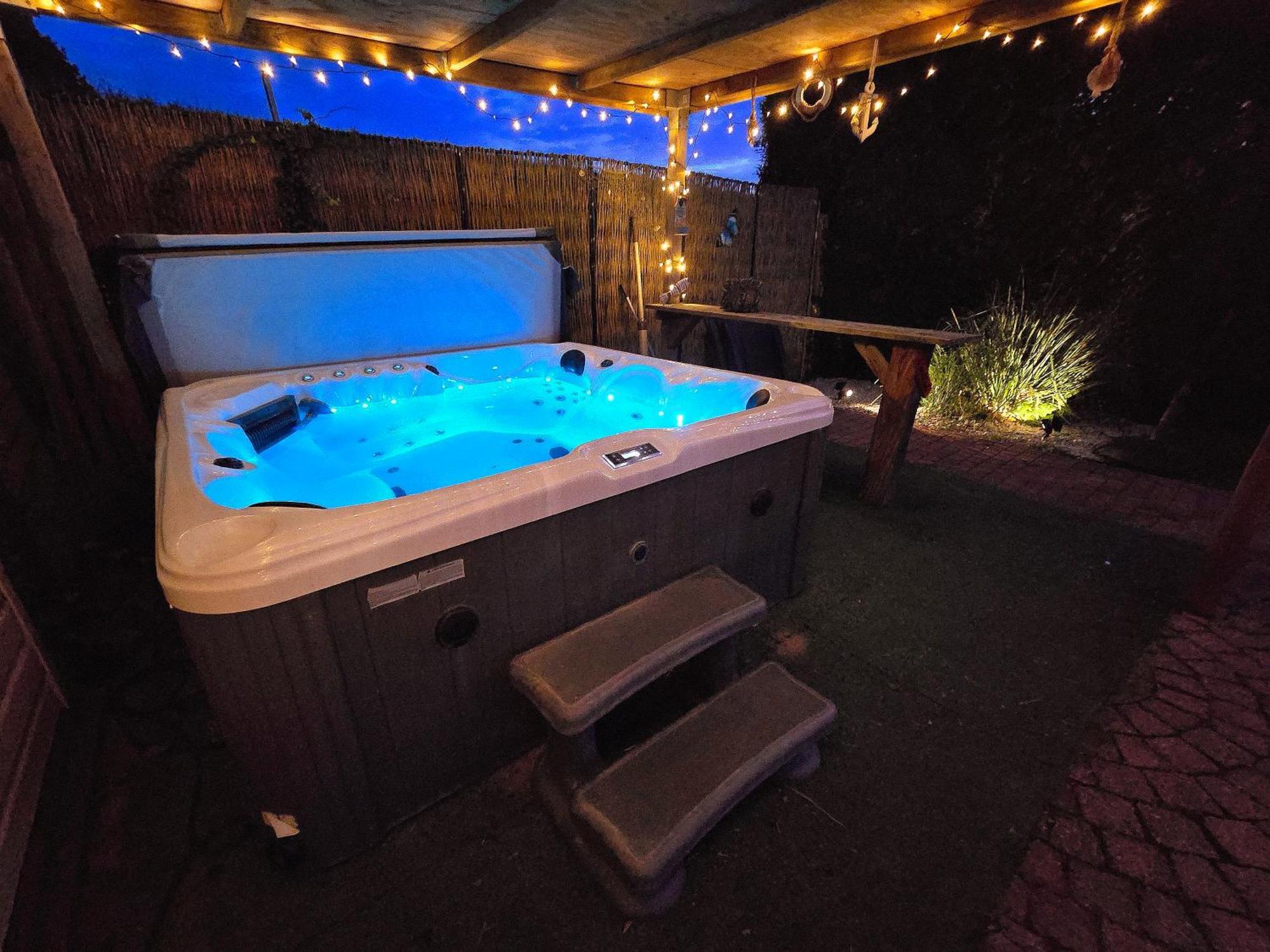 De Corner Van Zeeland Met Jacuzzi Sint Annaland Exterior photo