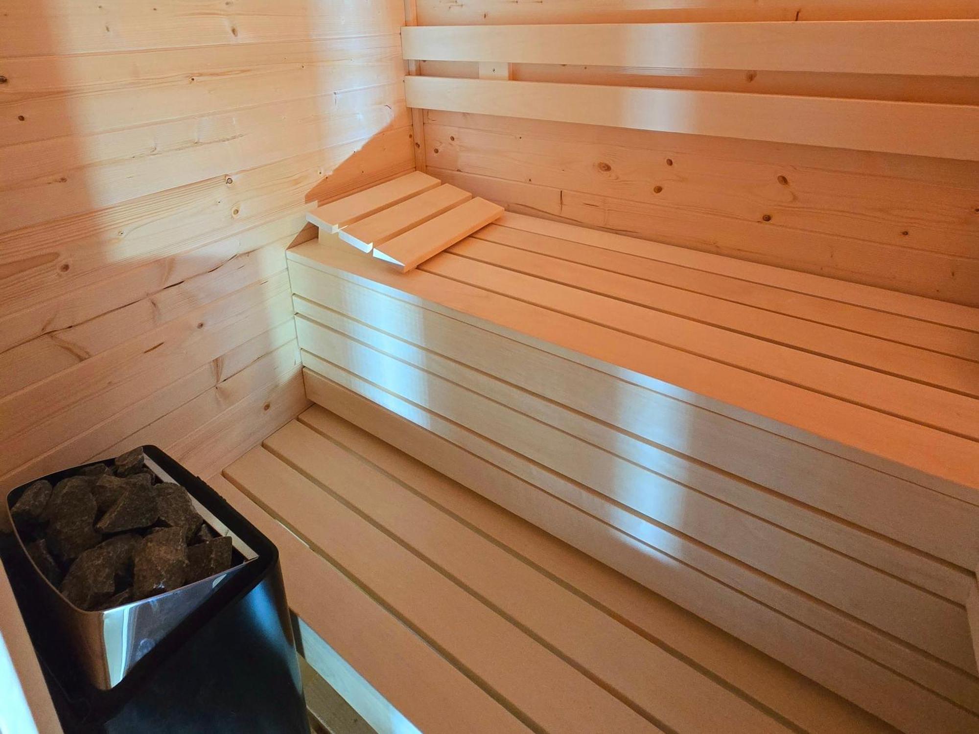 De Corner Van Zeeland Met Jacuzzi Sint Annaland Exterior photo