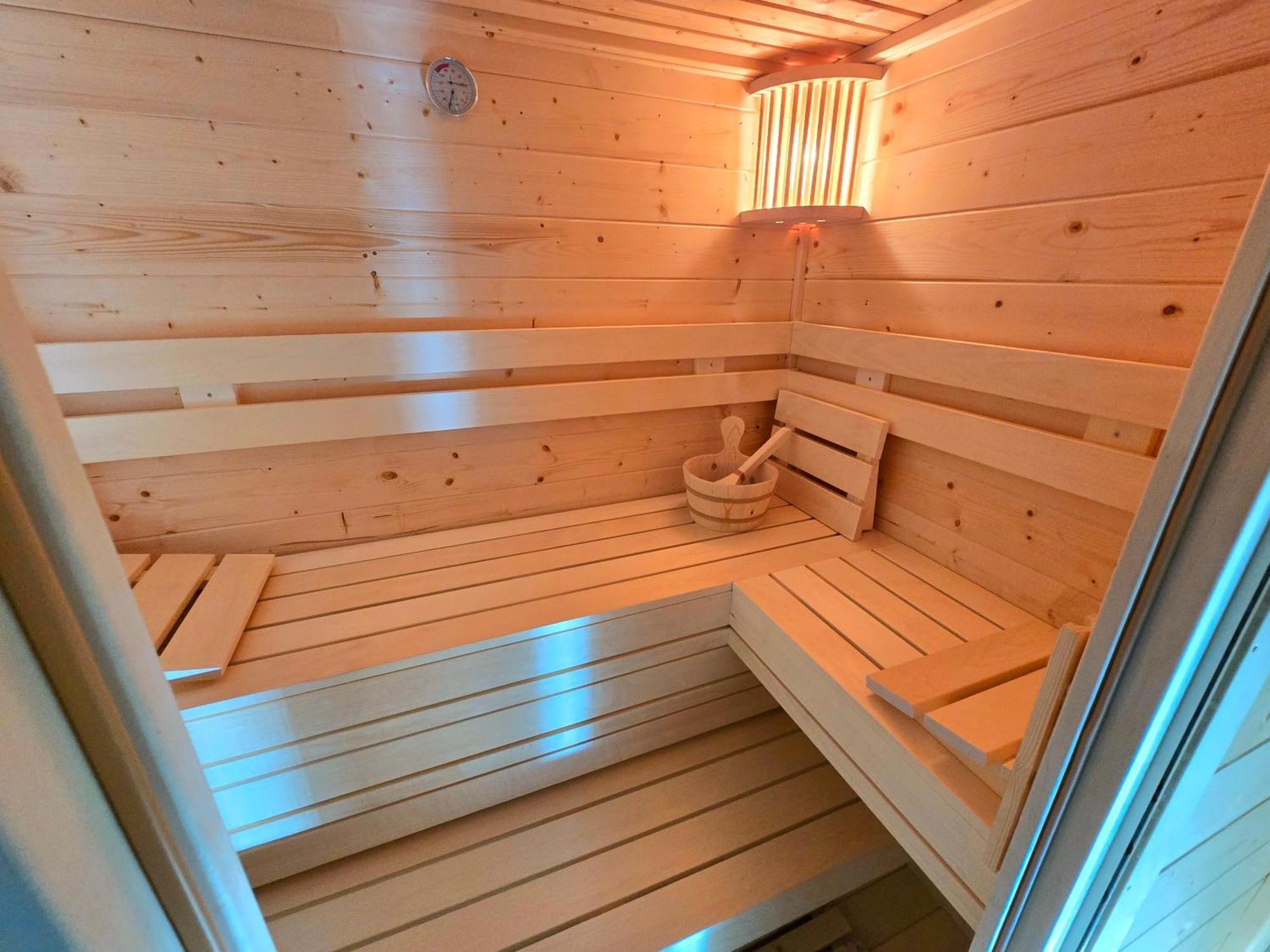 De Corner Van Zeeland Met Jacuzzi Sint Annaland Exterior photo